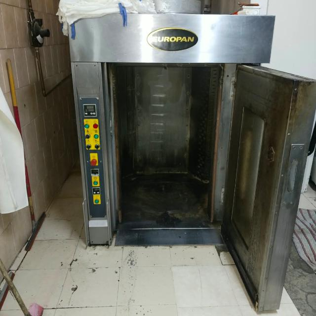 Horno industrial abierto durante una revisión de servicio
